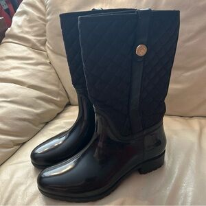 Tommy Hilfiger Women's 9M
Boots Freza Rain Black Quilted
Shaft Red Liner